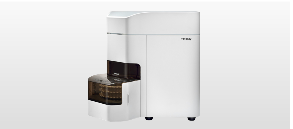 El citómetro de flujo es una herramienta esencial para analizar células, por lo que se utiliza para el diagnóstico y la investigación en laboratorios de todo el mundo. Por los altos costos existe una necesidad que sea más compacta, inteligente, más alto rendimiento, más simple y lo más importante, más accesible. E6 viene a satisfacer esa necesidad. El citómetro de flujo BriCyte E6 está equipado con un sistema óptico de dos laser. Estos laser (rojo y azul) son capaces de excitar compuestos fluorescentes que emiten señales de luz medidas por los diferentes detectores del analizador con gran sensibilidad para identificar las poblaciones celulares. Además, el sistema de sensores de flujo y de temperatura en la vía de adquisición de la muestra, permiten conocer el volumen aspirado con el fin de medir las poblaciones celulares en conteos absolutos