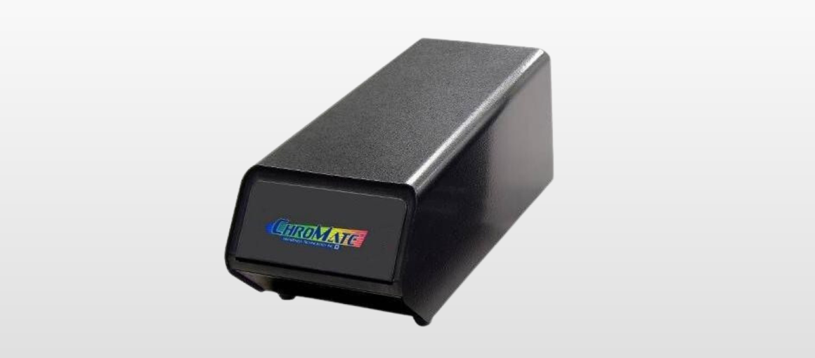 El ChroMate™ 4300 es un instrumento de Laboratorio que esta previsto para ser usado para el diagnostico clínico en-vitro. Es un sistema abierto programable por el usuario con formato de plato seleccionable, nombrado de pruebas alfanumérico, opciones de interpretación automática, opciones de pozos en duplicado, editado y trazado de curva, y banderas de aviso y mensajes de error. ChroMate™ es compacto, controlado por microprocesador, el sistema del fotómetro esta diseñado con múltiple propósitos para leer y calcular los resultados de las pruebas, las cuales son leídas en micro platos