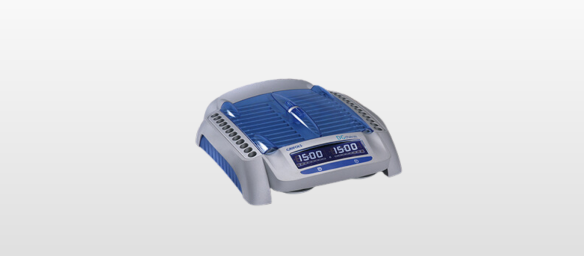 Equipo digital de incubación para procesamiento de tarjetas.