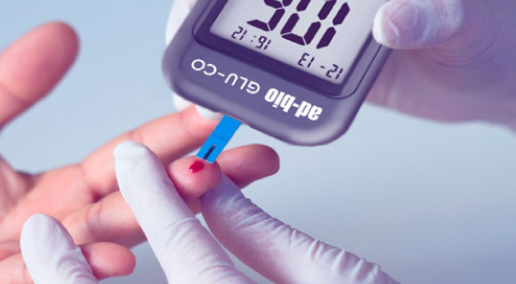 El dispositivo ad-bio GLU-CO ofrece apoyo a la hora de medir la eficacia de los programas de control de la diabetes, lo que se complementa con el uso APP On-Call Care Alliance que pone al alcance de tu mano y de tu médico, para un análisis y tratamiento eficaz.